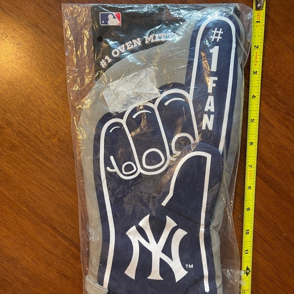 NY Yankees #1 Grill/ Oven Mitt New in Package Official MLB Collectors Item! - Picture 2 of 7